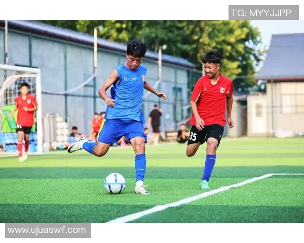 90后足球明星在绿茵场上的精彩瞬间与踢球风采展示